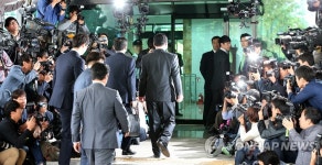 진실 주장한 이 전 총리 검찰 청사로 | 연합뉴스