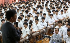 일일 통일교사 된 홍용표 장관 | 연합뉴스