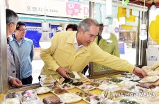 화성 발안만세시장 찾은 이성호 차관 | 연합뉴스
