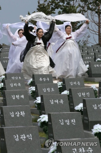 제주4·3 행방불명희생자들을 위한 진혼무 | 연합뉴스