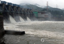 북한강 수계 댐 수위조절…춘천댐 수문 방류 | 연합뉴스