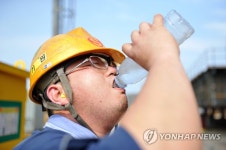 더위야 물렀거라…통영 성동조선해양 근로자 여름나기 | 연합뉴스