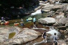 지리산 피아골 계곡물에 첨벙 | 연합뉴스