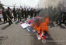 인공기 태우는 고엽제전우회 | 연합뉴스