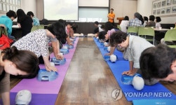 심폐소생술 교육받는 인헌중학교 교사 | 연합뉴스