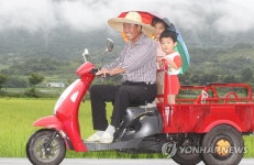 할아버지와 이발하러 가는 길 | 연합뉴스
