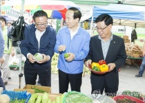대소전통시장 찾은 윤성규 장관 | 연합뉴스