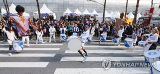 신나는 라퍼커션의 거리공연 | 연합뉴스
