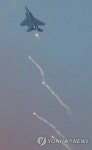 플레어 발사하는 F-15K | 연합뉴스