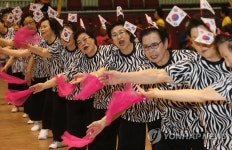 부쩍 늘어난 100세 인생…비결은 맑은 공기＋낙천적 삶 | 연합뉴스
