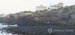 낙석방지 공사중인 제주 용두암 산책로 | 연합뉴스