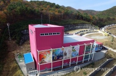 계약 해지에 기념물 철거까지…부산 곳곳 이윤택 지우기 | 연합뉴스