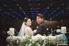 가수 겸 배우 동호, 1살 연상의 신부와 화촉 | 연합뉴스