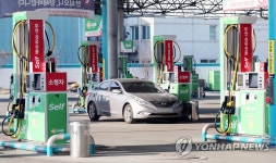 저유가 추세…주유하는 시민 | 연합뉴스