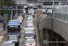 서울역고가 폐쇄 첫 출근길…우회로 교통량 늘어 지체 | 연합뉴스