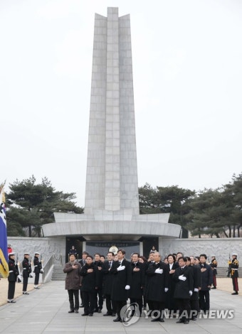현충원 참배하는 김종인 비대위원장 | 연합뉴스