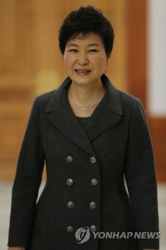 신임장 수여식에 들어서는 박 대통령 | 연합뉴스