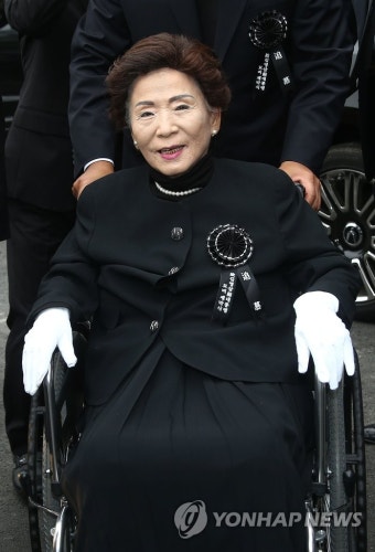 김영삼 전 대통령 묘비 제막식 참석하는 손명순 여사 | 연합뉴스