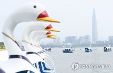 한강몽땅축제에서 즐기는 오리보트 | 연합뉴스