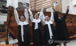독립유공장 후손들의 만세삼창 | 연합뉴스