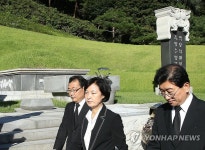 박정희 전 대통령 묘역 참배 마친 추미애 | 연합뉴스