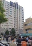 쌍문동 아파트 화재 현장 지켜보는 시민들 | 연합뉴스
