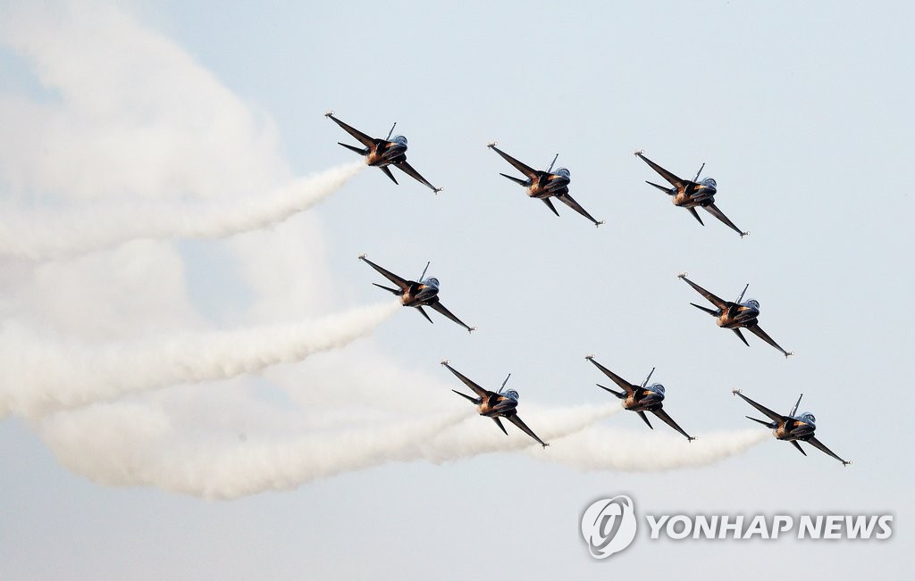 한국 공군 블랙이글스, 부산 해운대 상공서 화려한 곡예비행 선보여