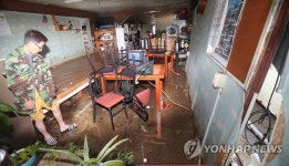  태풍에 부서진 식당 벽 | 연합뉴스