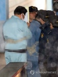 서류봉투로 얼굴 가리는 정운호 | 연합뉴스