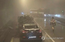 창원 귀산터널 6중 추돌사고…차 2대 전소·수십명 대피(종합) | 연합뉴스