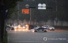 물에 잠긴 도로 | 연합뉴스