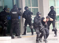 테러범 제압 | 연합뉴스