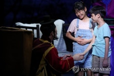 시중꼭두와 함께 | 연합뉴스