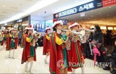 비 오는 성탄 이브...쇼핑몰로 오세요 | 연합뉴스
