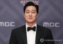 ′테리우스′ 소지섭, MBC 연기대상 수상…레드카펫 수놓은 스타들 | 연합뉴스