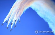 서울 ADEX 2019... 공군 블랙이글팀 곡예비행 | 연합뉴스