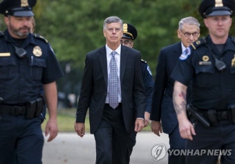 경찰 호위 속 의회 도착하는 우크라 주재 美대사대행 | 연합뉴스