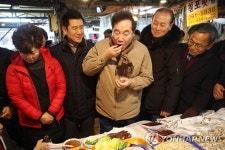 포항 흥해 전통시장 방문한 이낙연 총리 | 연합뉴스