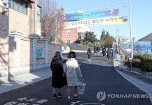 한산한 중학교 졸업식 | 연합뉴스