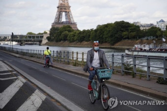 코로나19 완화로 자전거 타는 파리 시민 | 연합뉴스