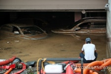 지하주차장 침수…수해 입은 아파트에 설치된 야외화장실 | 연합뉴스