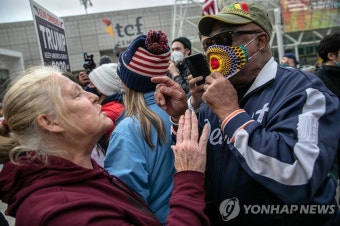 미 미시간 개표장 밖에서 설전 벌이는 트럼프 찬ㆍ반 시위대 | 연합뉴스
