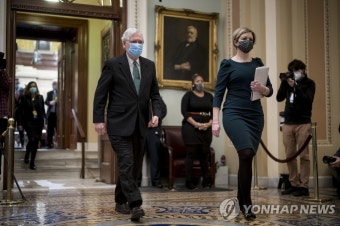 탄핵 심리 미 상원 본회의장 나서는 매코널 공화당 상원 원내대표 | 연합뉴스