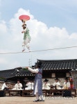구름을 배경 삼아…줄타기 명인의 공연 | 연합뉴스