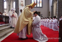 ′낮은 자세로…명동성당 천주교 서울대교구 부제 서품식 | 연합뉴스