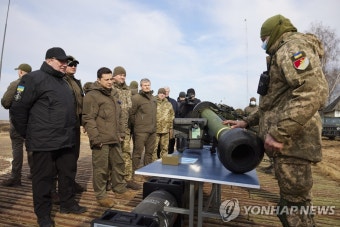영국 지원 대전차 화기 살펴보는 젤렌스키 우크라 대통령 | 연합뉴스