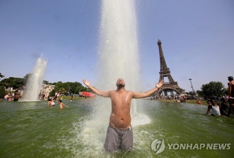 분수대에 뛰어들어 폭염 달래는 프랑스인 | 연합뉴스