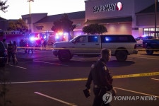미국 오리건주 슈퍼마켓 총기난사 현장 출동한 경찰 | 연합뉴스