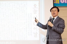 세종이음학교서 특강 하는 도종환 의원 | 연합뉴스