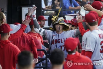 화이트삭스 상대로 홈런 친 뒤 축하받는 LAA 오타니 | 연합뉴스